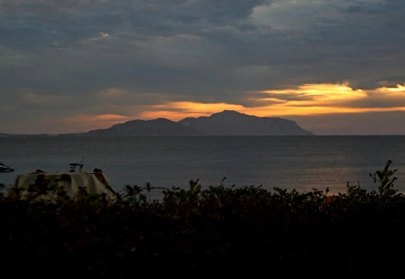 Vue du détroit de Tiran depuis Charm el-Cheikh en Égypte en 2014. La mer Rouge est une autoroute pour les câbles sous-marins (AFP)