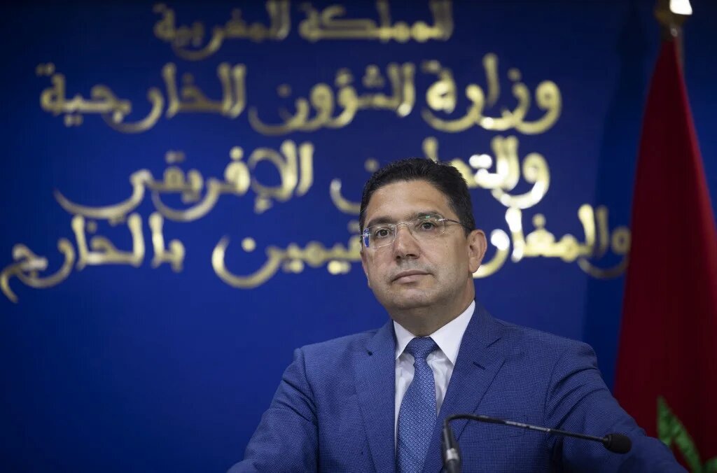 Le chef de la diplomatie marocaine Nasser Bourita, lors de la visite de Yaïr Lapid au Maroc, le 11 août 2021 (AFP/Fadel Senna)