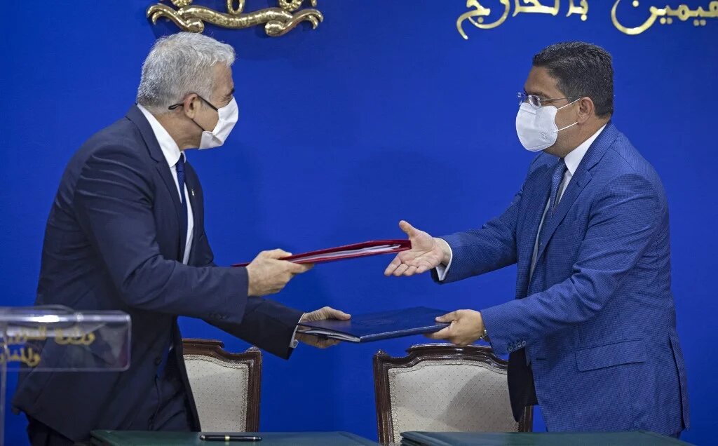 Les chefs de la diplomatie israélienne et marocaine, Yaïr Lapid et Nasser Bourita, à Rabat, au Maroc, le 11 août 2021 (AFP/Fadel Senna)