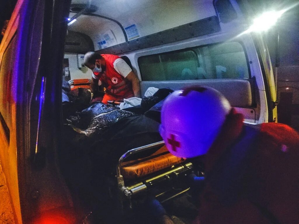 Des membres de la Croix-Rouge libanaise viennent en aide aux victimes de l’explosion, le 15 août 2021 (AFP)