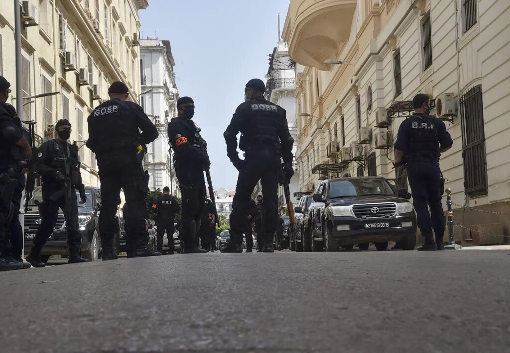 Des policiers montent la garde devant le tribunal de Sidi M’hamed à Alger, où des suspects du meurtre du jeune volontaire Djamel Bensmaïl comparaissent devant un procureur, le 23 août 2021 (AFP/Ryad Kramdi)