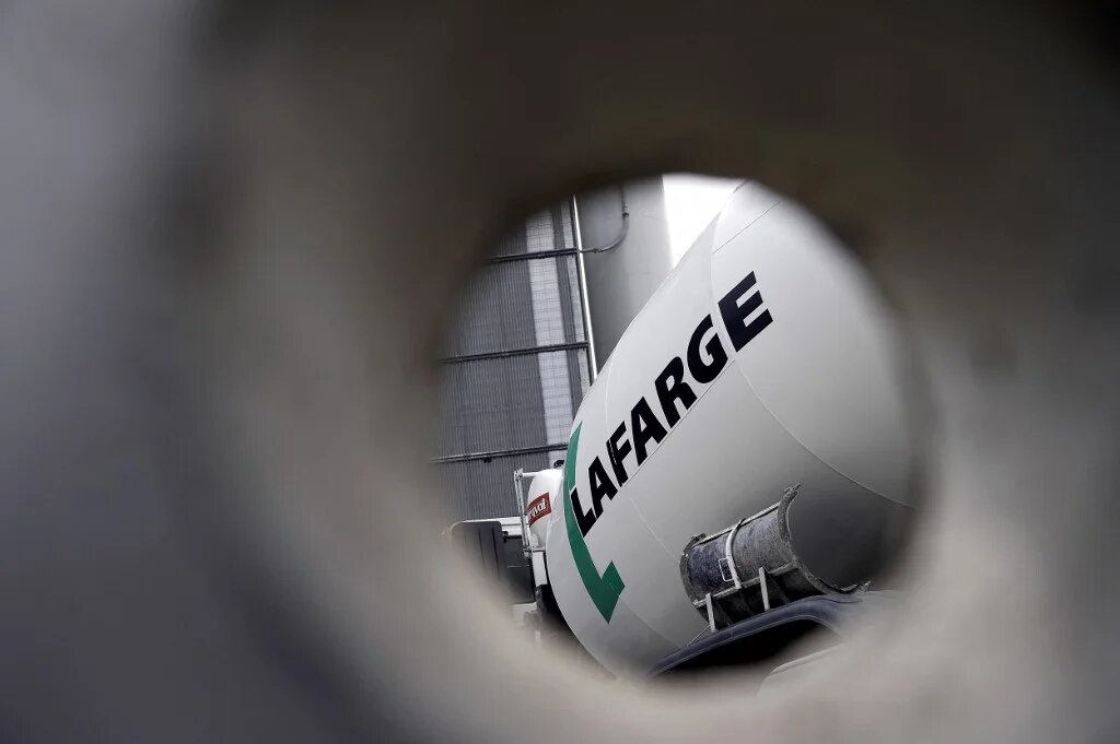 Le groupe lafarge est également suspecté d’avoir vendu du ciment de l’usine à l’EI (AFP/Franck Fife)