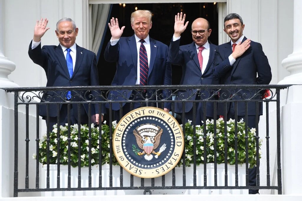 Photo d’archive prise le 15 septembre 2020, montrant le Premier ministre israélien Benyamin Netanyahou, le président américain Donald Trump, le ministre des Affaires étrangères de Bahreïn Abdullatif al-Zayani et le ministre des Affaires étrangères des Émirats arabes unis Abdallah ben Zayed al-Nahyan après la signature des accords d’Abraham, au balcon de la Maison-Blanche (AFP/Saul Loeb)