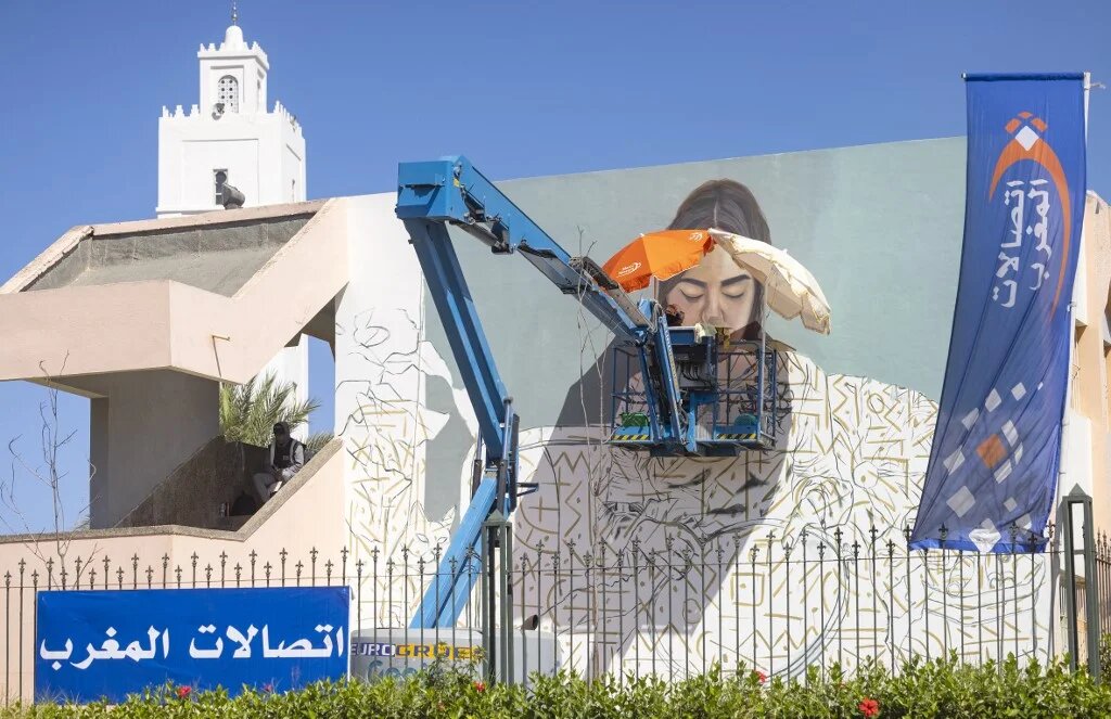 Des structures institutionnelles et privées cherchent à embellir leurs façades grâce aux artistes du street art (AFP/Fadel Senna)