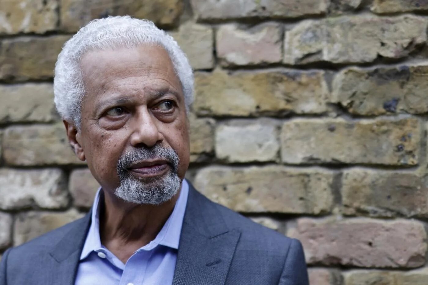 L’auteur Abdulrazak Gurnah, né à Zanzibar, pose pour une séance photos avant une conférence de presse, après avoir reçu le prix Nobel de littérature, à Londres, le 8 octobre 2021 (AFP)