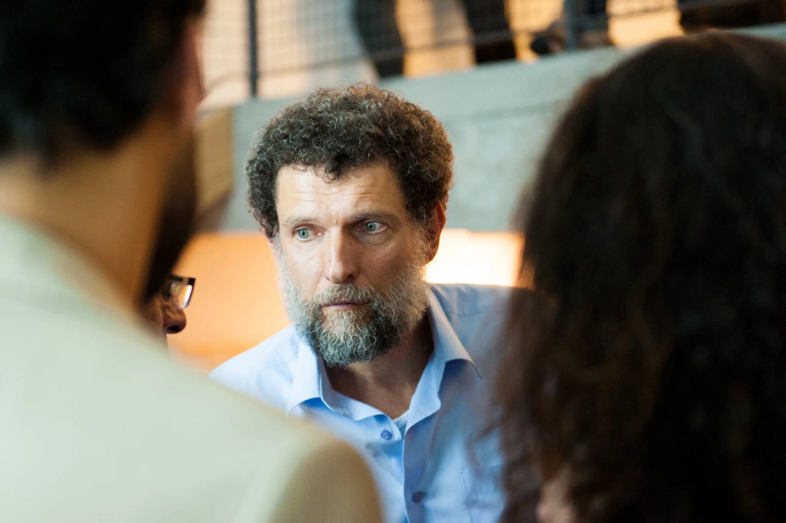 Cette photographie non datée, publiée par le Centre culturel Anadolu le 15 octobre 2021, montre le philanthrope turc d’origine parisienne Osman Kavala s’exprimant lors d’un événement à Istanbul (AFP)