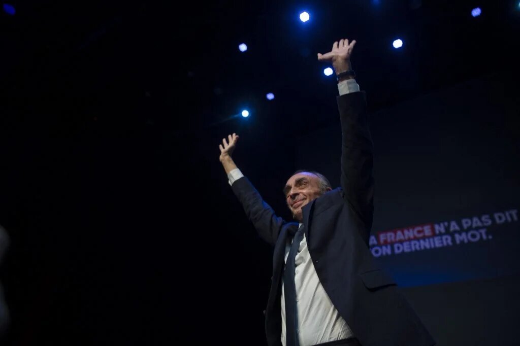 Éric Zemmour lors d’un meeting à Béziers, dans le sud de la France, le 16 octobre 2021 (AFP / Christophe Simon)