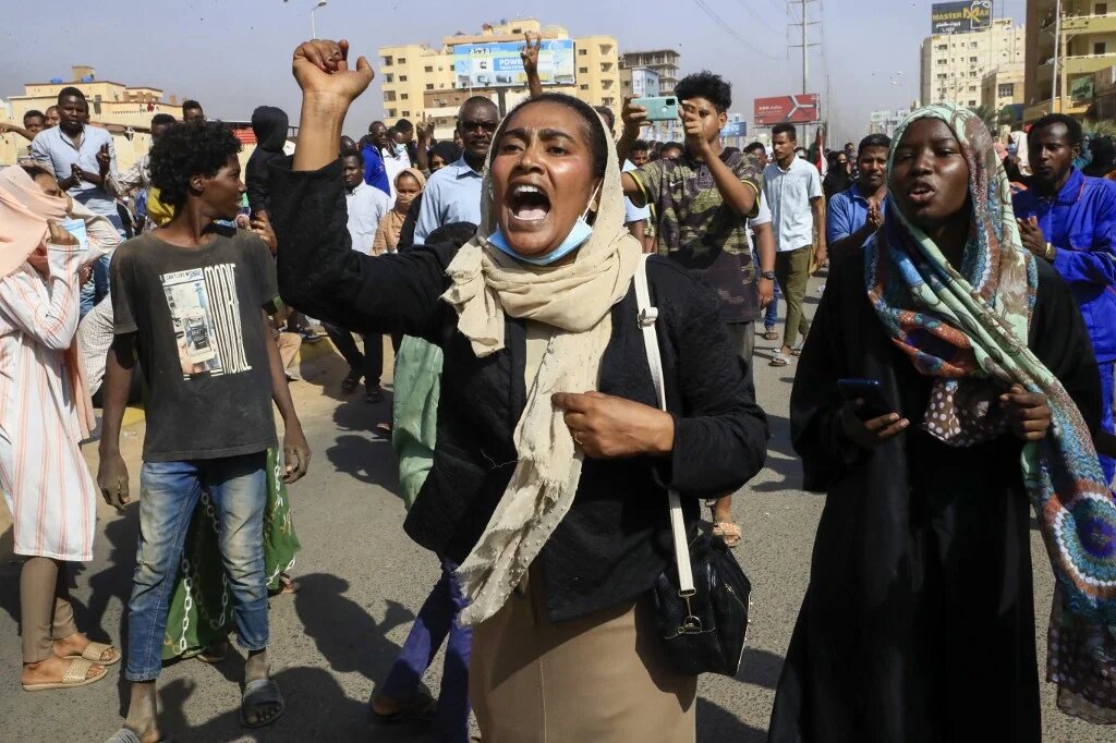 Manifestation à Khartoum contre les détentions, pendant la nuit par l’armée de membres du gouvernement soudanais, le 25 octobre 2021 (AFP)