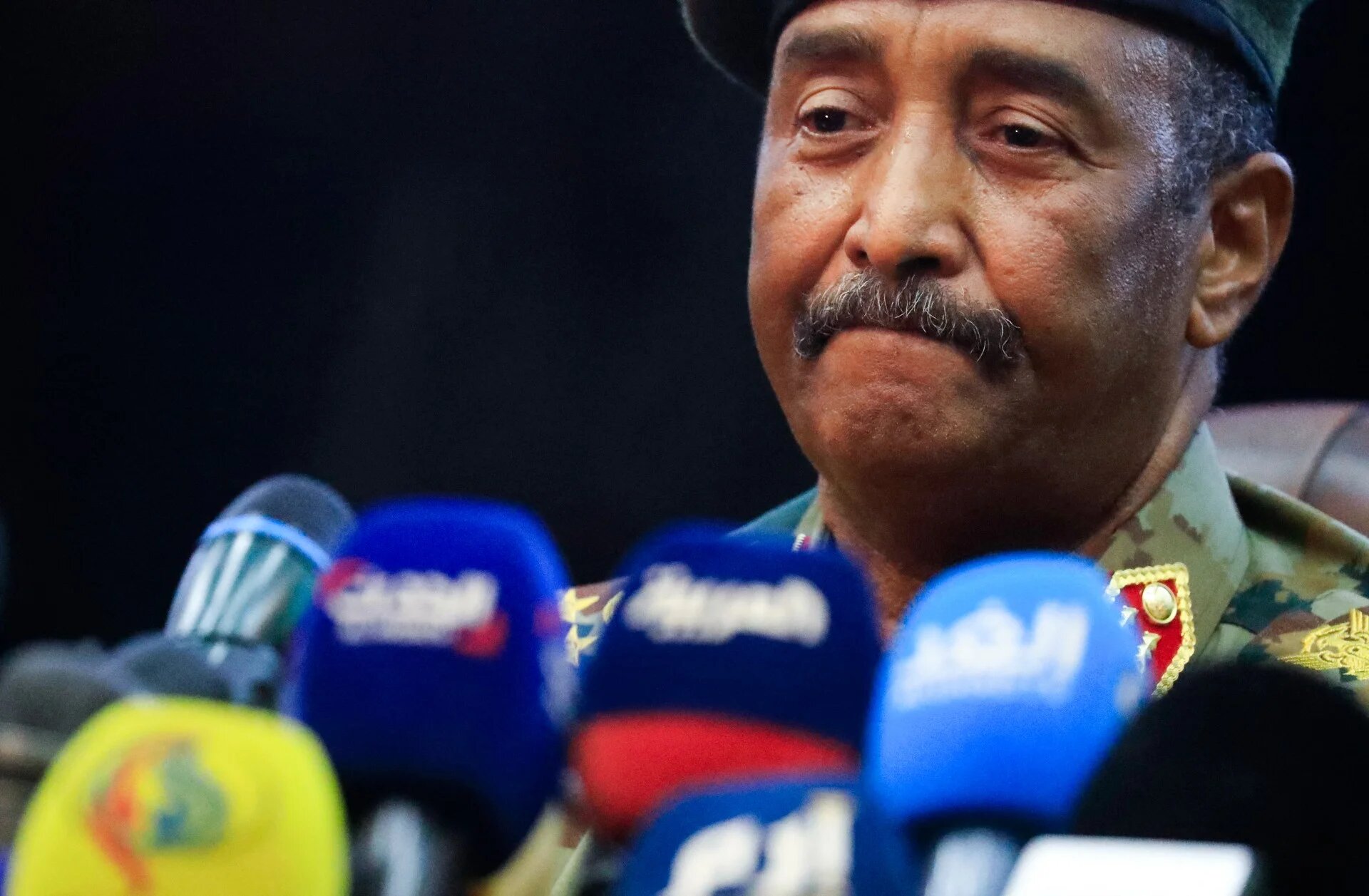 Le général en chef de l’armée soudanaise, Abdel Fattah al-Burhan, tient une conférence de presse au commandement général des forces armées à Khartoum, le 26 octobre (AFP)