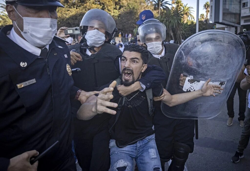 Des centaines de manifestants opposés au pass vaccinal anti-COVID ont manifesté dimanche dans les grandes villes du Maroc. À Rabat (photo), la police a dispersé un sit-in non autorisé et procédé à des interpellations (AFP/Fadel Senna)