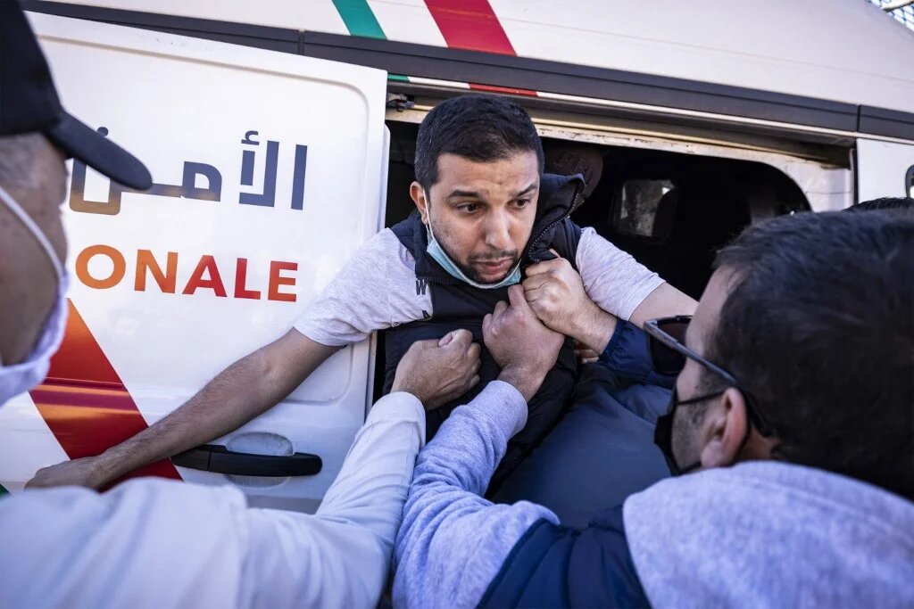 Les forces de sécurité marocaines arrêtent un manifestant à Rabat, le 7 novembre 2021 (AFP/Fadel Senna)