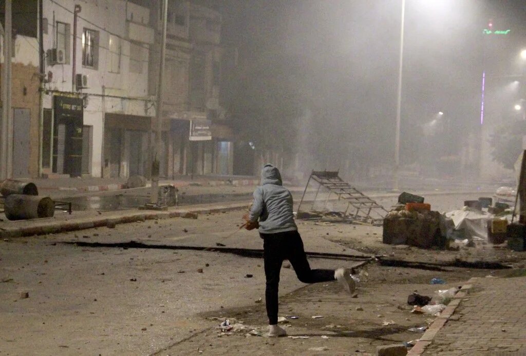 La police tire des grenades lacrymogènes pour disperser une manifestation contre la réouverture d’une décharge à Agareb, le 9 novembre 2021 (AFP/Houssem Zouari)