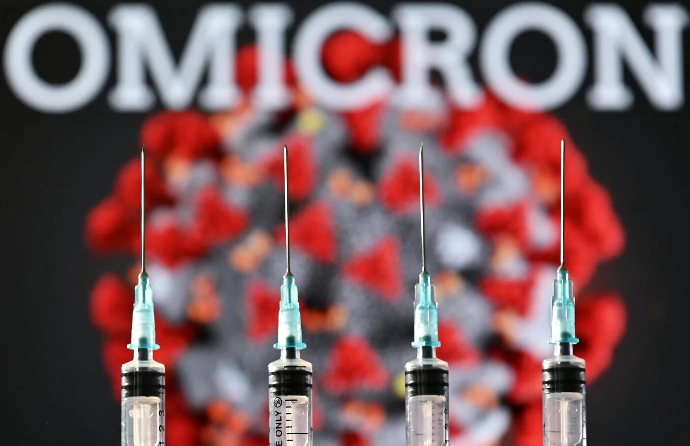 Le nouveau variant du COVID-19, Omicron, est un rappel que les inégalités vaccinales dans le monde créent des failles dans l’immunisation en dehors de l’Occident (AFP)
