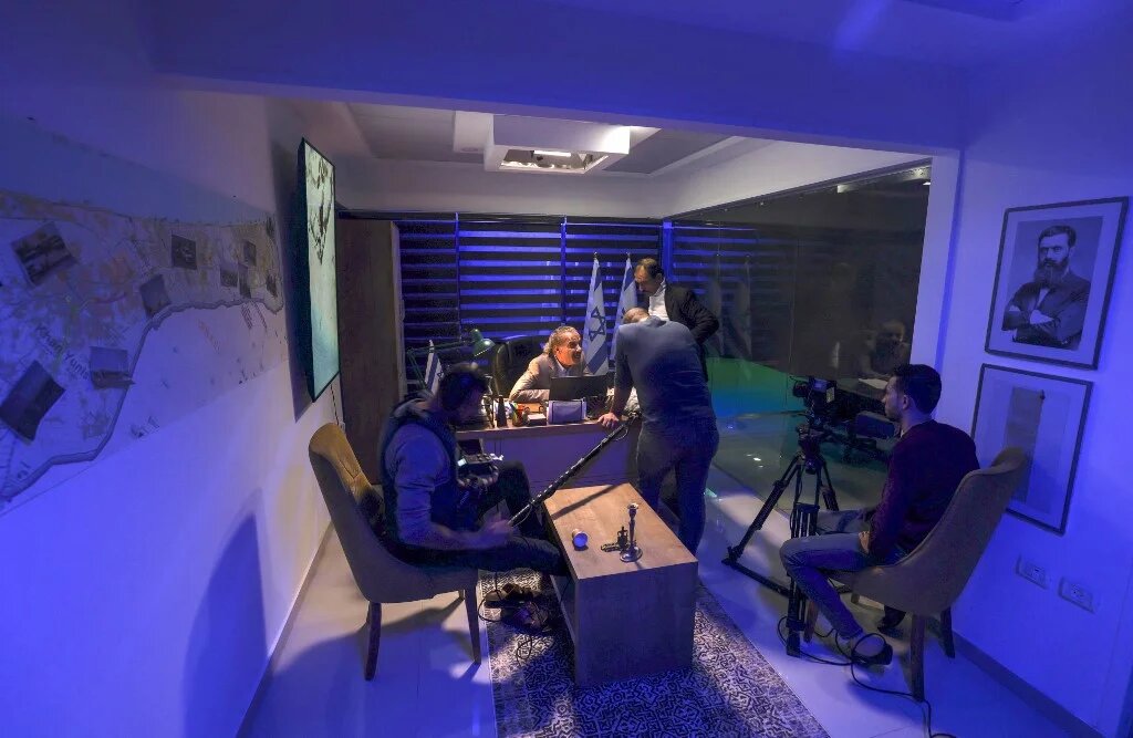 Le bureau du patron du Shin Beth a été reconstitué pour les besoins du tournage de la série Qabdat al-Ahrar à Gaza (AFP/Mahmud Hams)