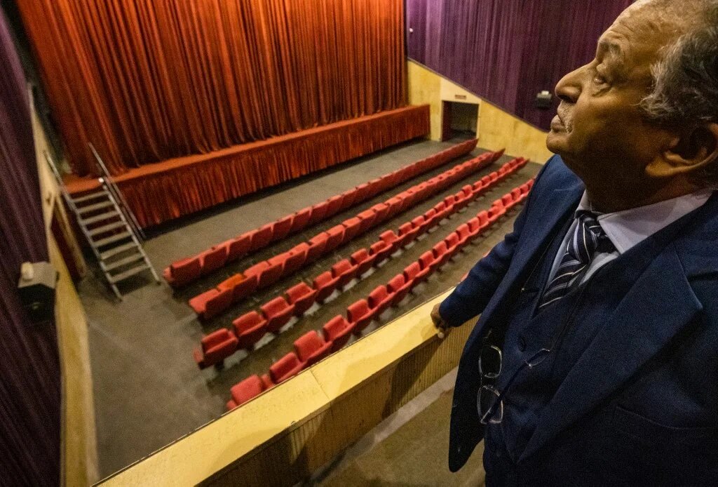 À Meknès (nord), la démolition en 2006 du Régent, un ancien théâtre municipal aux lignes baroques bâti dans les années 1920, a été un coup dur pour Yahla Yahla, qui y fut projectionniste durant 35 ans (AFP/Fadel Senna)
