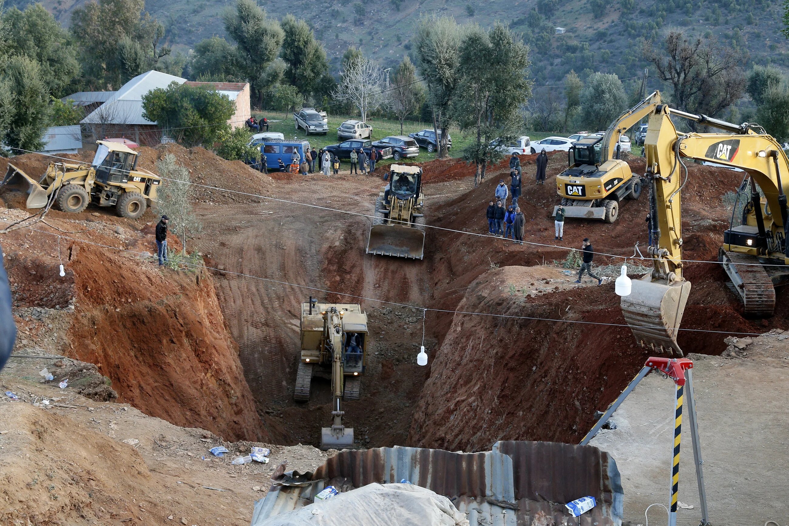 Les autorités marocaines et les pompiers s'emploient à sortir Rayan, un enfant de 5 ans tombé dans un puits dans la région de Chefchaouen (AFP/RST)