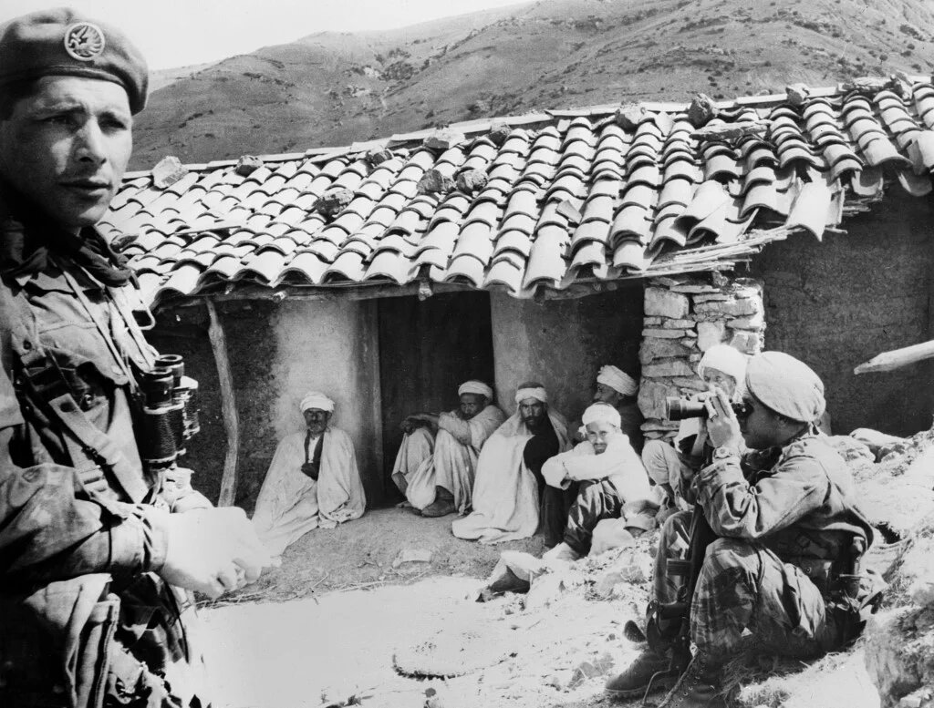 Des paras de l’armée française dans un village de la région de Palestro (sud d’Alger), le 25 mai 1956 (AFP)