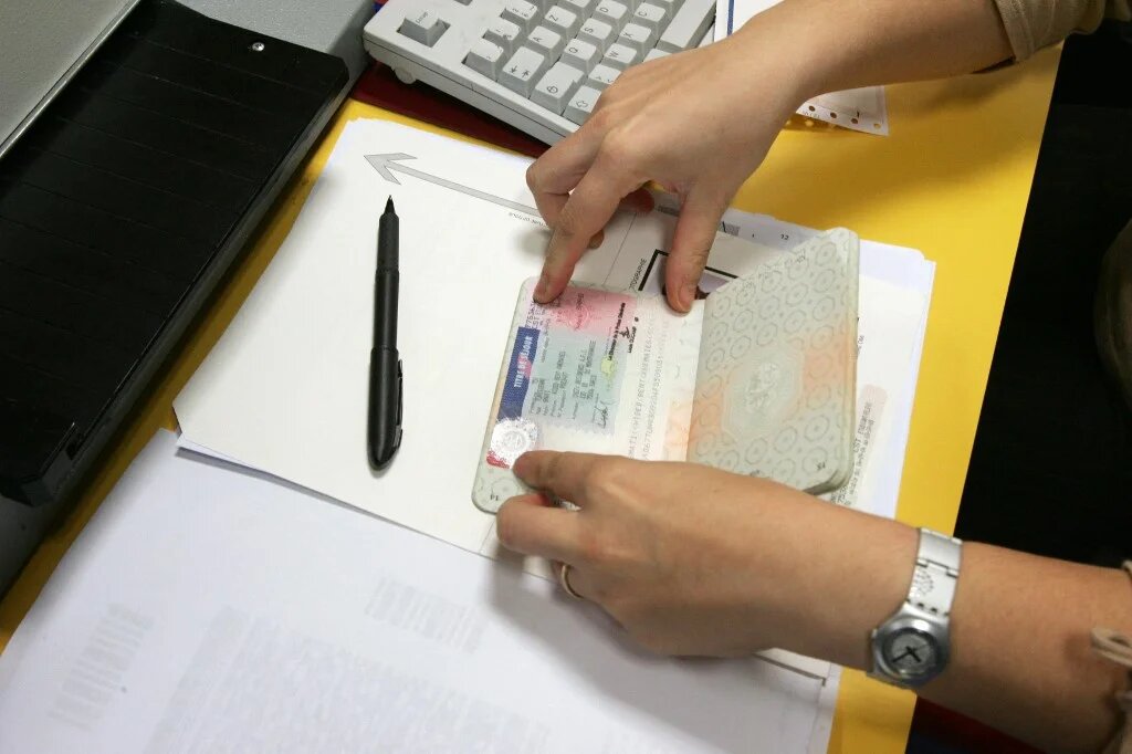 Expérimentée depuis 2010, la dématérialisation des demandes de titres de séjour est désormais devenue systématique, surtout depuis la crise sanitaire (AFP/Thomas Coex)