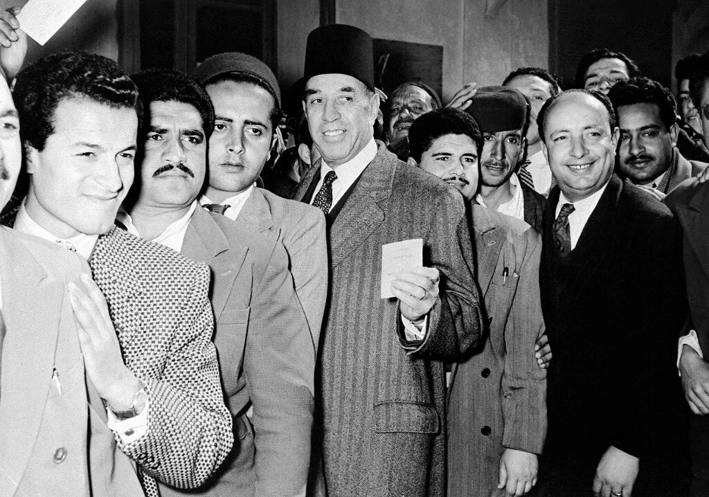 Des petites histoires dans la grande Histoire : voilà ce que racontent les photos d’archives. À l’occasion du 65e anniversaire de l’indépendance tunisienne, MEE a choisi de décrypter cette photo illustrant le triste destin du grand vizir de Tunis Tahar ben Ammar
