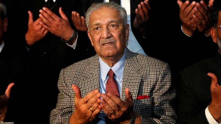 Pakistani nuclear scientist Abdul Qadeer Khan (C) prays during a ceremony at the Rawalpindi high court on 9 January 2010 (AFP)