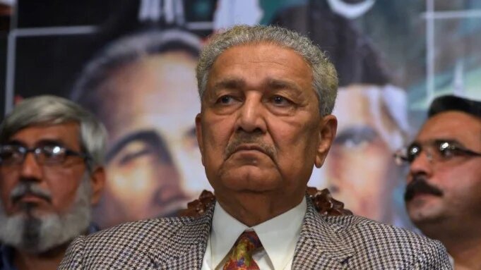 Abdul Qadeer Khan sits during a public meeting along with members from the Jamaat-e-Islami party in Islamabad on 26 February 2013 (AFP)