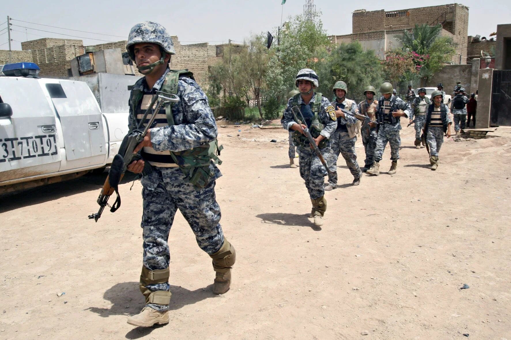 Iraqi police patrol the streets of Amara in Maysan province, 365 kilometres south of Baghdad, on June 19, 2008 (AFP)