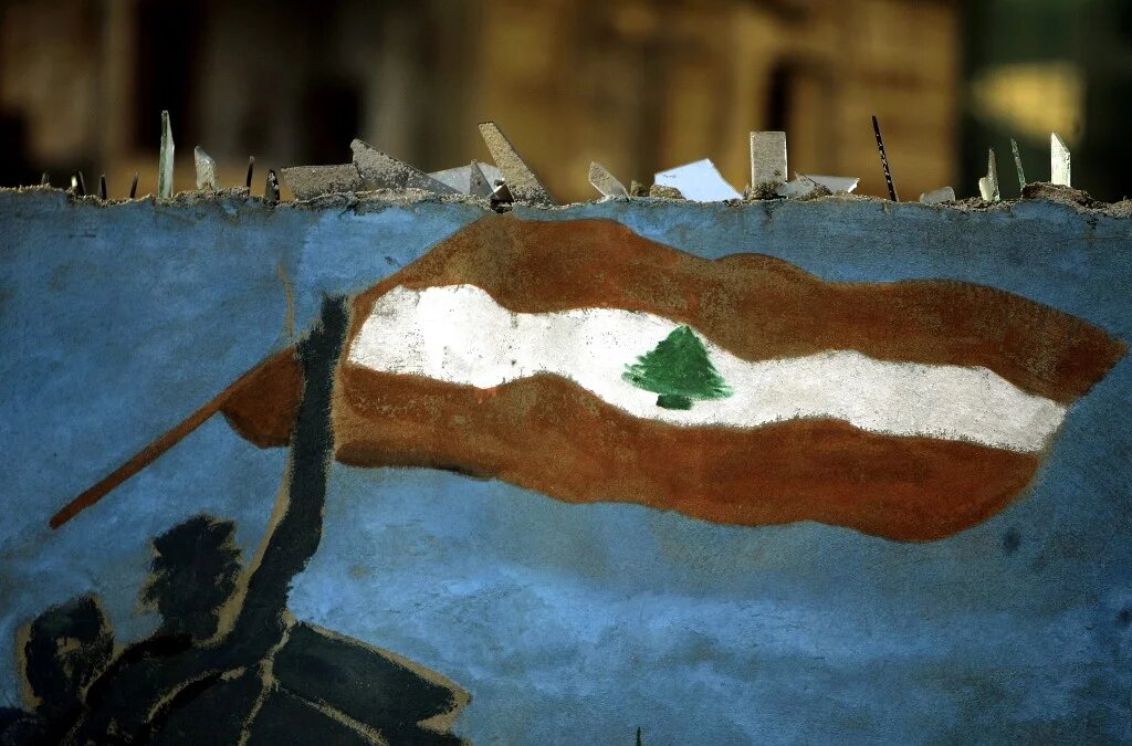 Graffiti dépeignant la révolution du Cèdre de mars 2005, dans une rue de Beyrouth (AFP)