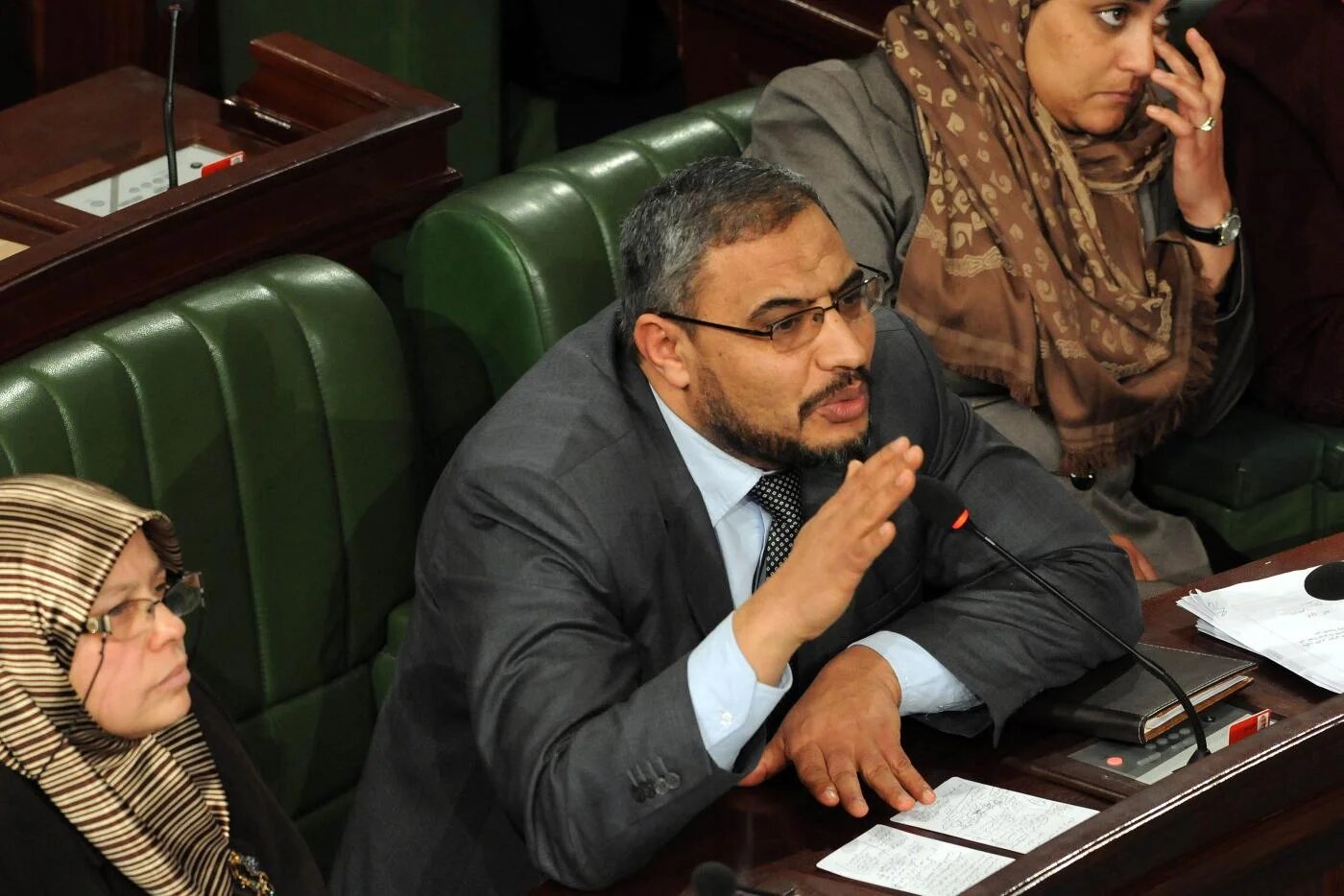 Le dirigeant du groupe parlementaire tunisien Ennahdha, Sahbi Atig (au centre), s’exprime lors d’une session de l’Assemblée nationale constituante, le 14 février 2013 (AFP)