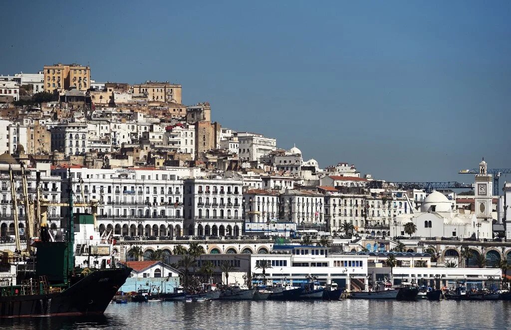 Vue du front de mer d’Alger, de la Casbah et de la mosquée Djamaa Jdid (AFP/Farouk Batiche)