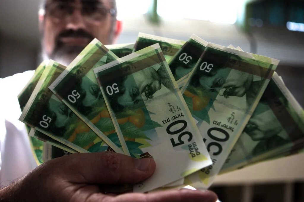 Les banques palestiniennes rechignent les accepter des dépôts en shekels, évoquant un surplus de cette devise en liquide dont elles ne savent pas quoi faire (AFP/Menahem Kahana)