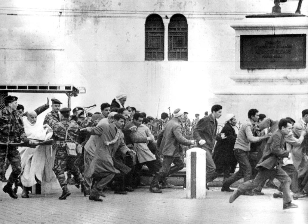 Des parachutistes français dispersent une manifestation d’Algériens à Alger, le 11 décembre 1960 (AFP)