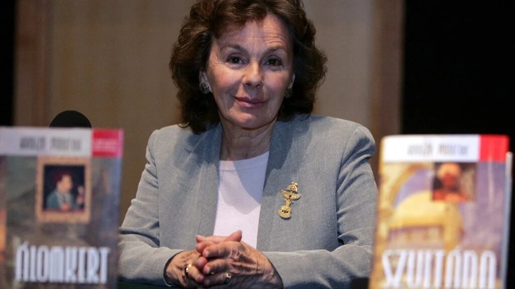 French writer and journalist Kenize Mourad, great-granddaughter of Turkish Sultan Murad V, poses next to her new novel in Hungarian translation 'Sultana' and the previous one 'Dreamgarden' by at Budapest's French Institute 04 April 2007 during a lecture for Hungarian and Turkish readers (AFP)