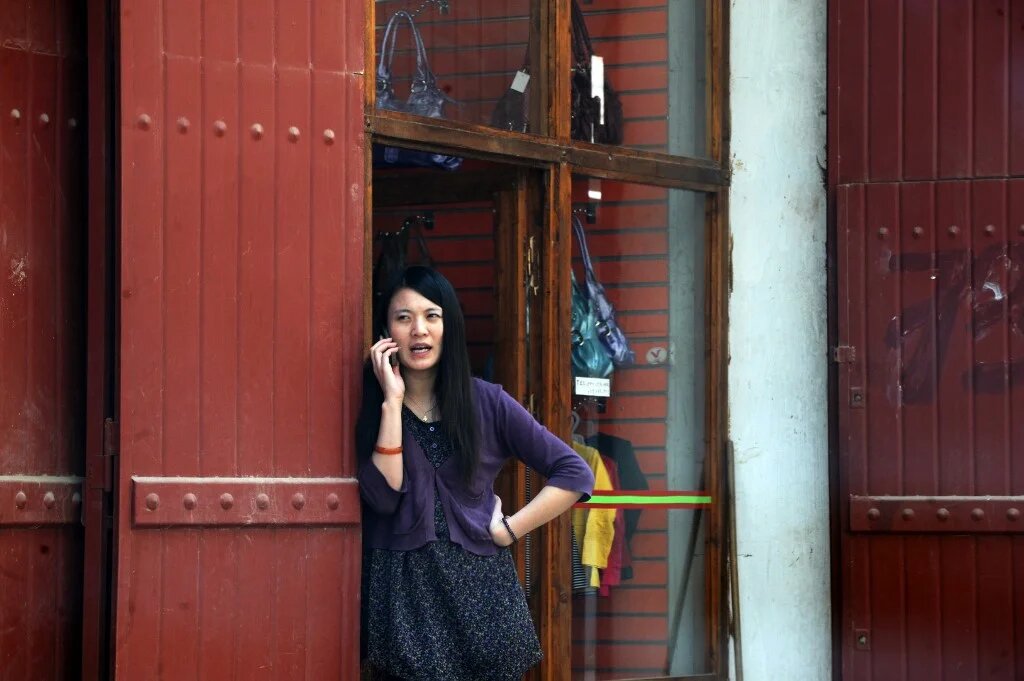 Une commerçante chinoise à Bab Ezzouar, dans la banlieue d’Alger (AFP)