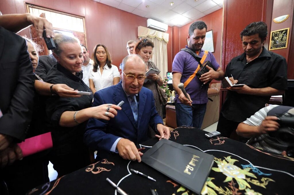 Lors de la Journée mondiale contre la peine de mort, le 11 octobre 2011, l’ambassadeur de France en Algérie Xavier Driencourt signe le livre d’or de la prison de Barberousse, où de nombreux combattants algériens ont été tués pendant la guerre d’indépendance (AFP/Farouk Batiche)
