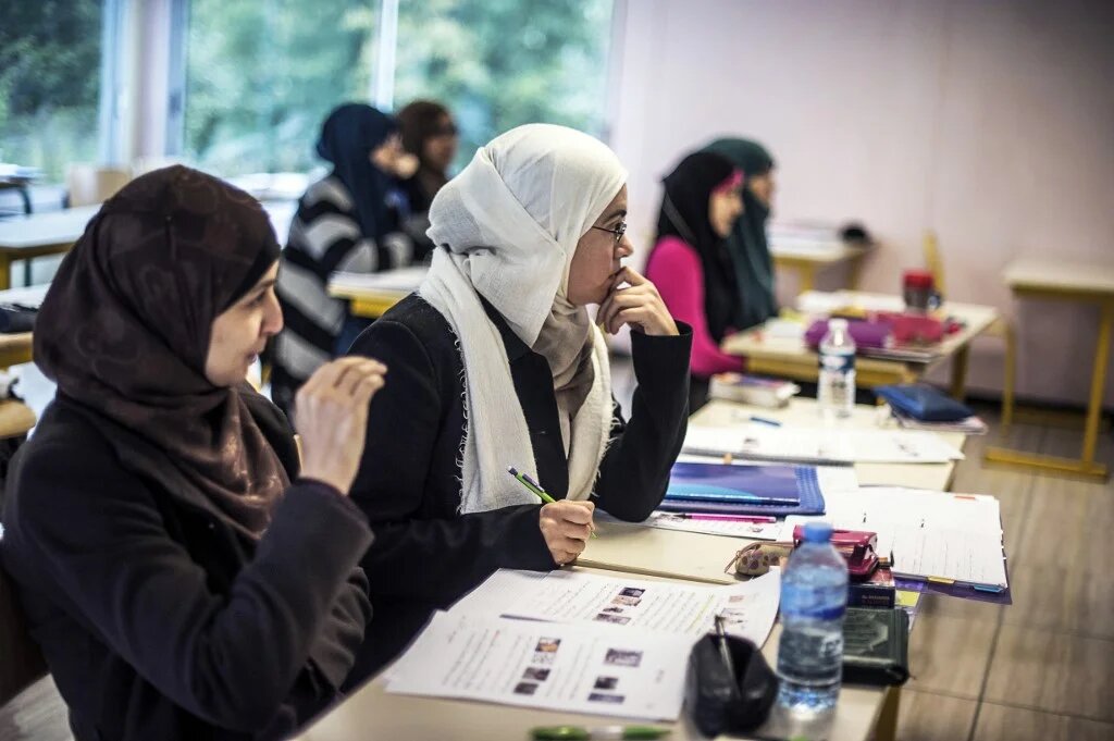 L’étude révèle que le port de signes religieux ostensibles (voile, kippa…) par les élèves dans les lycées publics est soutenu par plus d’un lycéen sur deux (AFP)