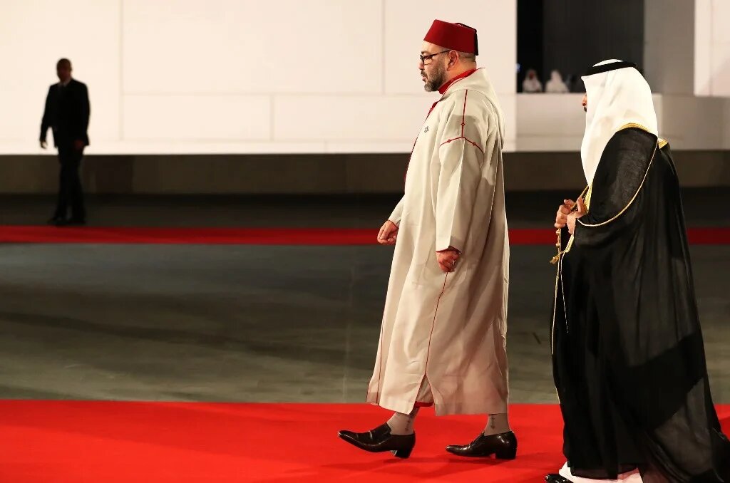 Le souverain marocain visitant le musée du Louvre d’Abou Dabi, le 8 novembre 2017 (AFP)