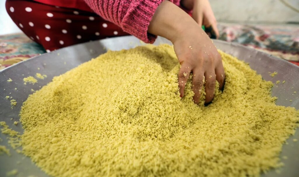Le couscous, plat populaire emblématique de l’Afrique du Nord, a été inscrit mercredi sur la liste du patrimoine culturel immatériel de l’UNESCO, après une candidature commune de pays du Maghreb (AFP)