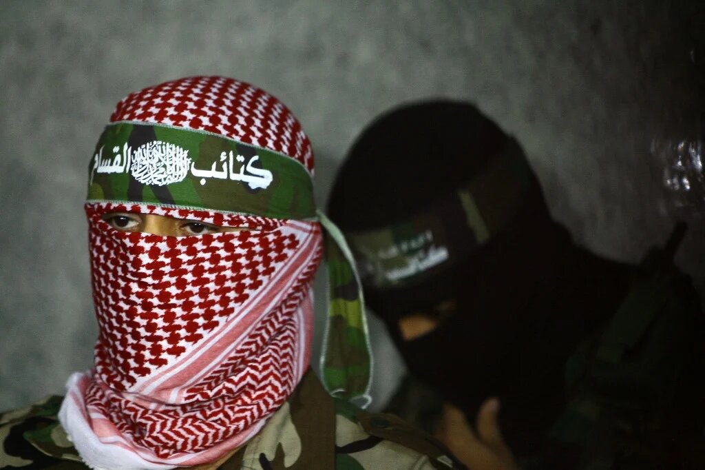Abou Obeida lors d’une conférence de presse des brigades Ezzedine al-Qassam, à Gaza, en 2010 (AFP)