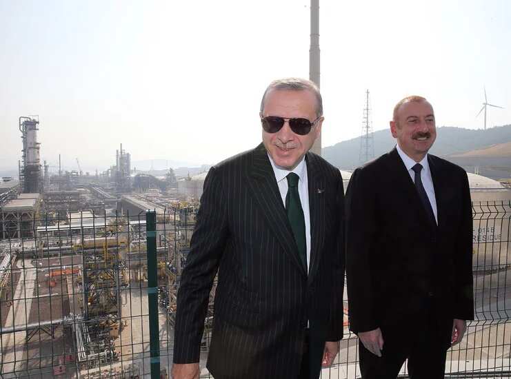 Turkish President Recep Tayyip Erdogan (L) and Azerbaijan President Ilham Aliyev pose for cameras during the official opening ceremony of Star oil refinery in Izmir, Turkey on 19 October 2018 (Turkish Presidency / Handout)