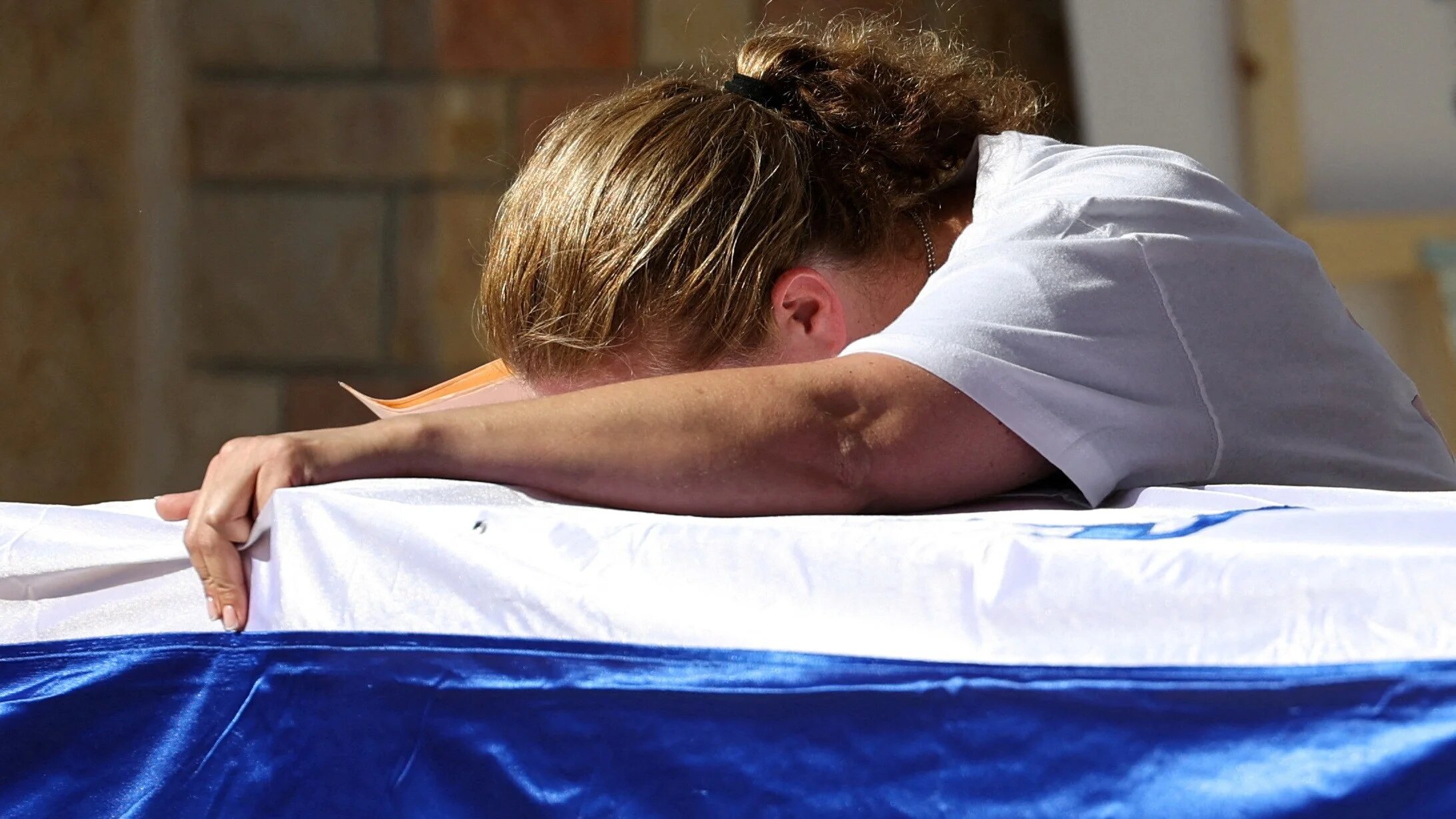 La mère d’une soldate israélienne dont le corps a été retrouvé à Gaza pleure lors de ses funérailles, le 17 novembre (Reuters)