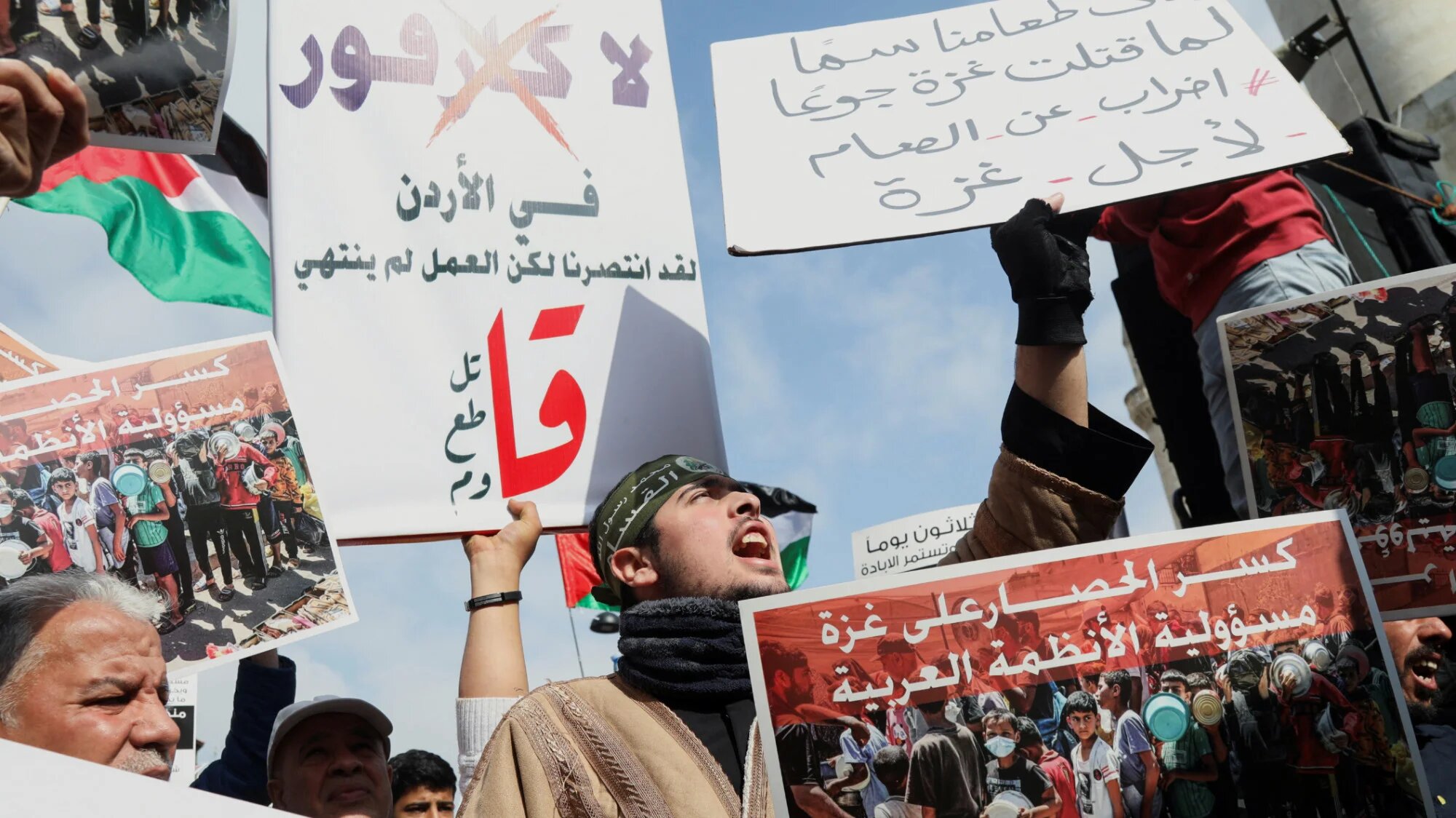 Demonstrators carry flags and signs for the hunger strike during a protest in support of Gaza and Lebanon, in Amman, Jordan 8 November 2024 (Reuters/Alaa Al Sukhni)