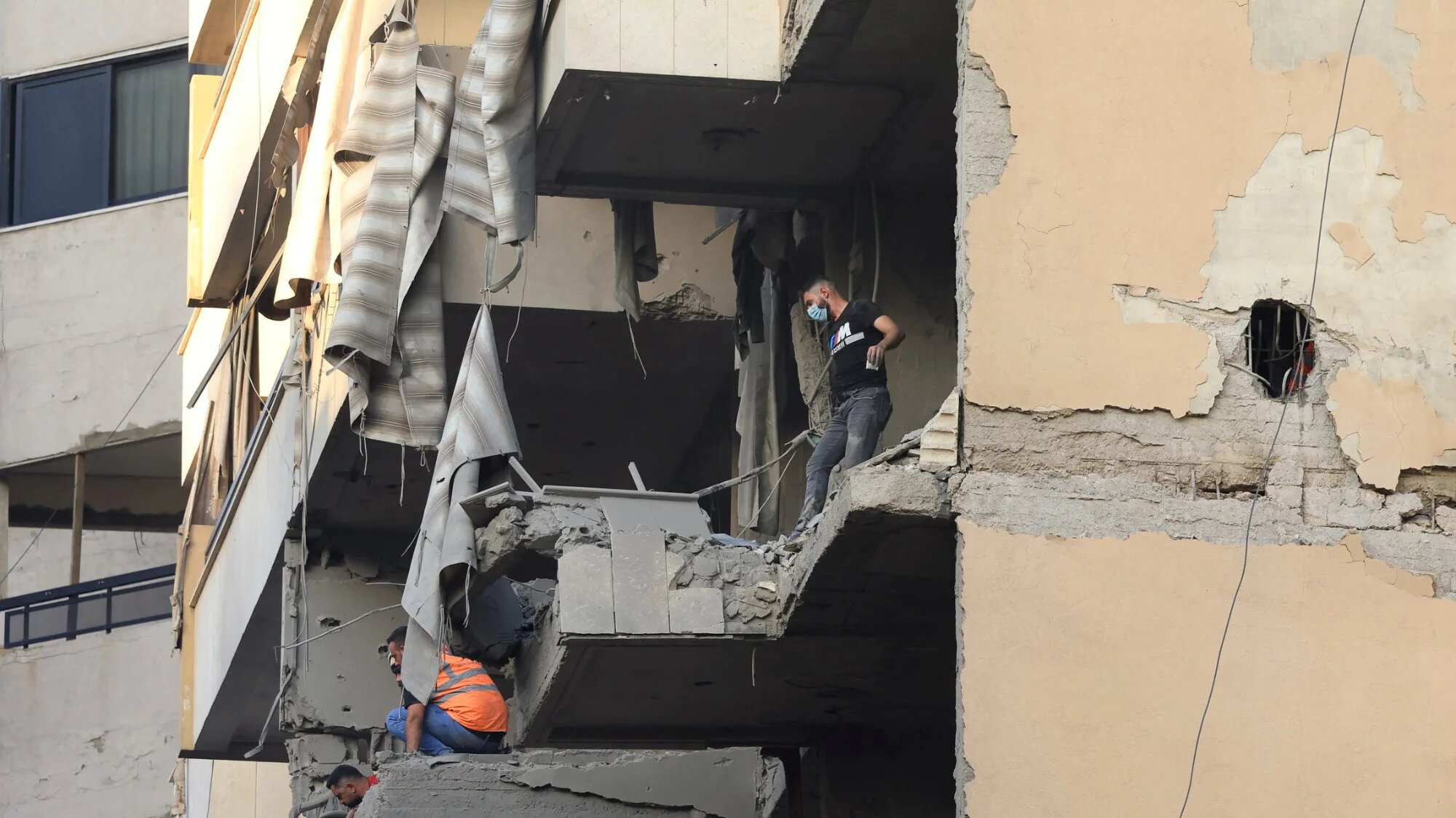 People inspect a damaged building after Israel said it struck chief of Hezbollah's military branch in Beirut’s southern suburbs, 23 November 2025 (Reuters/Mohamed Azakir)