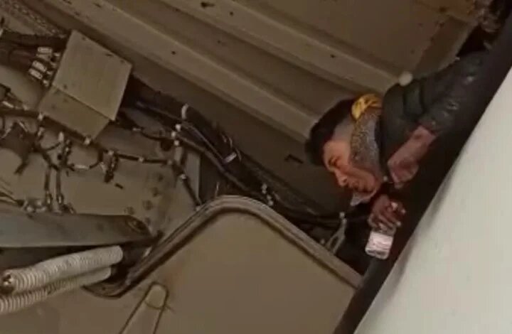 L’adolescent a passé dix heures caché dans la soute d’un avion Constantine-Paris avant le décollage et durant les deux heures de vol (capture d’écran)