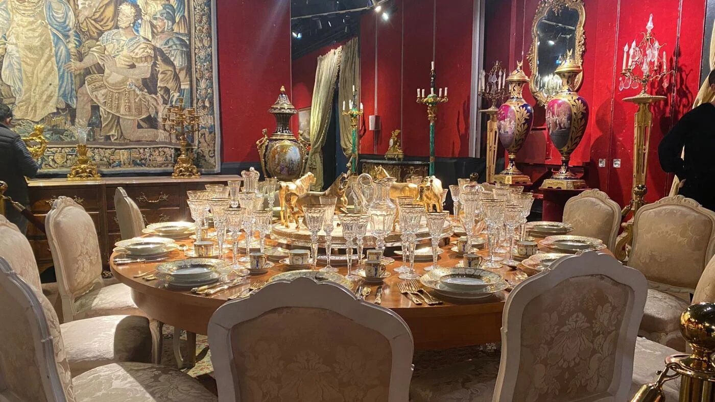 Plus de 500 lots étaient présentés à l’hôtel Drouot à Paris, le 11 janvier, avant d’être mise aux enchères par Ader (Céline Martelet/MEE)