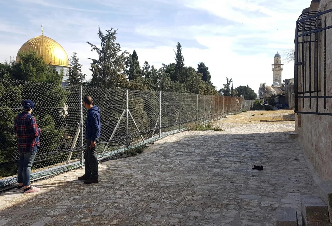 Mohammed Bashiti et sa femme, Binar, regardent la mosquée al-Aqsa depuis la cour de leur maison dans la vieille ville de Jérusalem (Aseel Jundi)