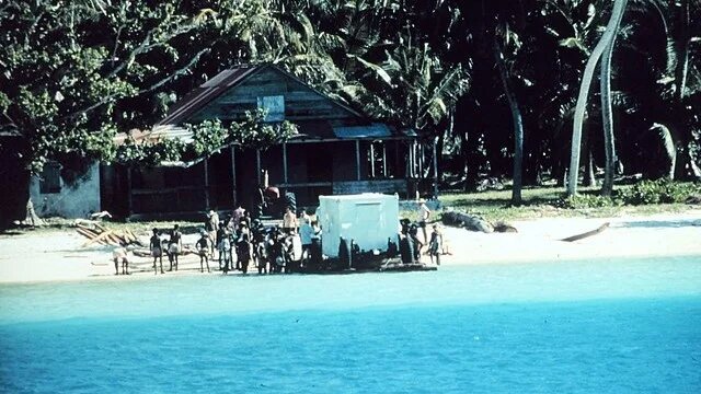 US personnel bringing equipment onto Diego Garcia helped by Chagossians, 1971