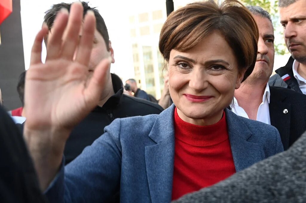 Canan Kaftancıoğlu arrive au siège du CHP à Istanbul, le 12 mai 2022, après la confirmation de sa peine de prison en dernière instance (AFP)