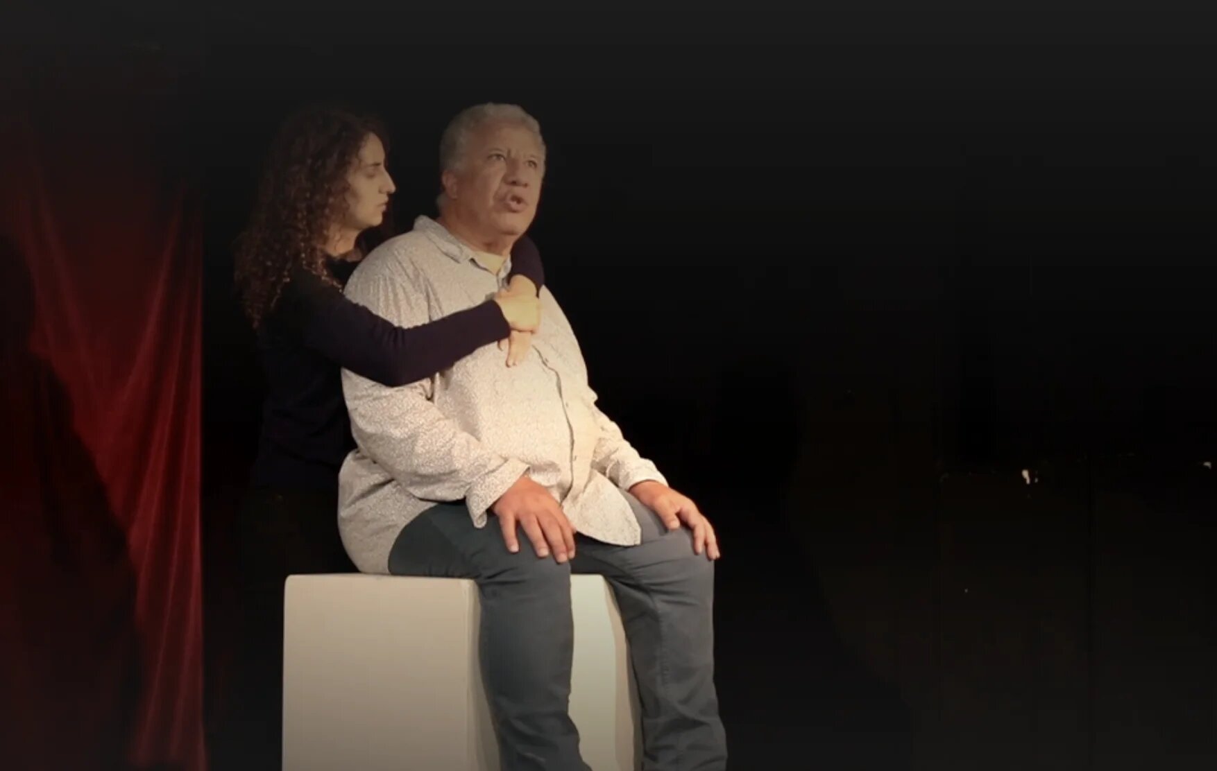 Le spectacle est conçu comme un dialogue, sous le format d’une lecture-performance, entre un grand-père et sa petite-fille (capture d'écran/France3)