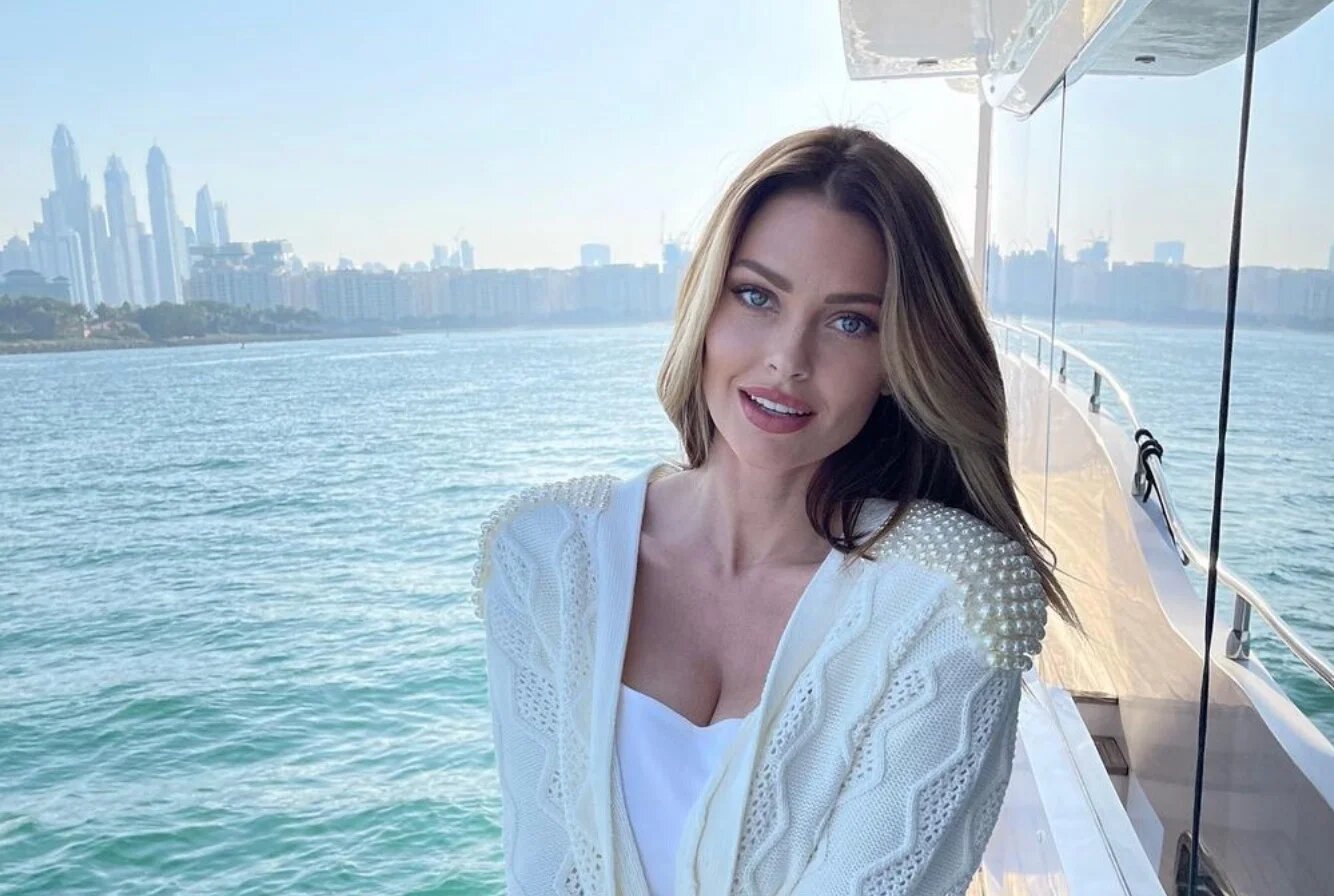 Caroline Receveur-Philip, star de télé-réalité devenue chef d’entreprise, compte presque quatre millions d’abonnés sur Instagram où elle s’affiche régulièrement dans un décor émirati (Instagram/@carolinereceveur)