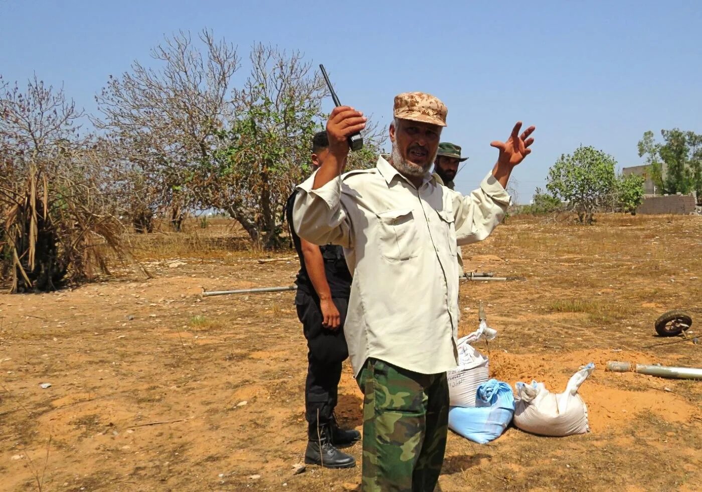 Après avoir posé des sacs de sable au-dessus d’une grenade, le colonel Naji al-Garabli décrit l’explosion à venir (MEE/Daniel Hilton)